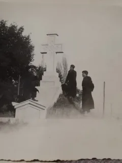Fotografie, 2 barbati la un monument, in Romania 1934