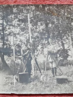 Fotografie, 2 prieteni facand fotografii,in parc in Bucuresti, 1918