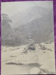 Fotografie, barbat pe malul uni parau, la munte, perioada interbelica