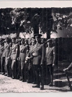 Fotografie din perioada interbelica ilustrand un pluton de tineri recruti