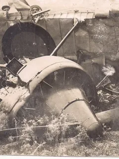 Fotografie din perioada interbelica reprezentand epava unui avion