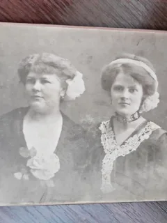 Fotografie dou femei, pe carton. sfarsit de secol XIX