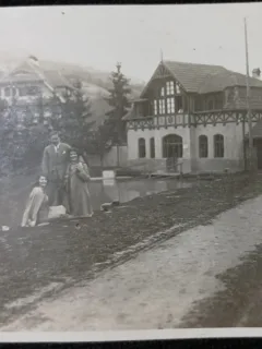 Fotografie, Doua femei si un barbat in vacanta, perioada interbelica