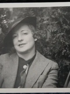 Fotografie, Femeie cu palarie, pe banca, anii 50