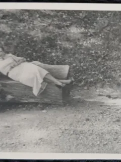 Fotografie, Femeie intinsa pe obanca de lemn, la munte, perioada interbelica