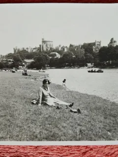 Fotografie, Stella, mama lui Geo (dr. Litarczek, parintele radiologiei romanesti) pe malul Thamisei, 1924, la studii la Londra