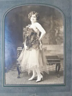 Fotografie femeie romanca stabilita in America, perioada interbelica