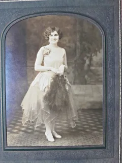 Fotografie femeie romanca stabilita in America, perioada interbelica
