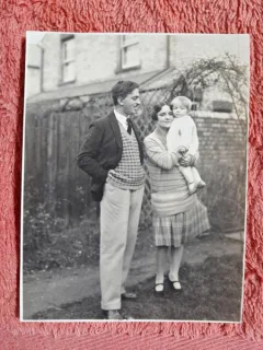Fotografie, Geo (dr. Litarczek, parintele radiologiei romanesti) la un an si 7 zile, impruna cu parintii Cambridge 1927