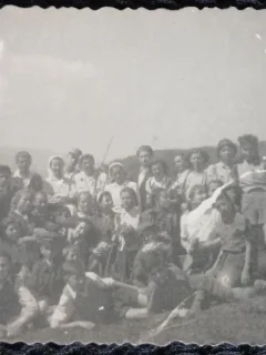 Fotografie, Grup de copii in excursie la munte, anii 50