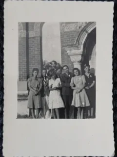 Fotografie, Grup de tineri, perioada celui de-al doilea razboi mondial