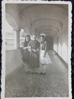 Fotografie, Infirmiere impreuna cu un militar ranit in cel de-al doilea razboi mondial