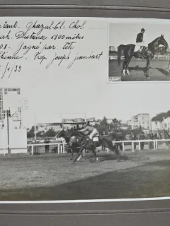 Fotografie la o cursa de cai pentru incepatori, 1933, cu paspartu