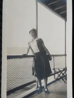 Fotografie, mama lui Geo Litarczek parintele radiologiei romanesti, pe vaporul de excursie pe Hudson, 1925