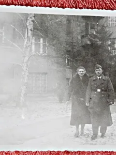 Fotografie, militar cu sotia la plimbare, anii 40