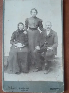 Fotografie pe carton, barbat cu doua femei, inceput de secol XX
