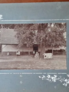 Fotografie pe carton, casa la tara, perioada interbelica