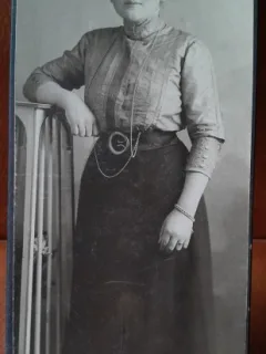 Fotografie pe carton, femeie cu coc, perioada interbelica