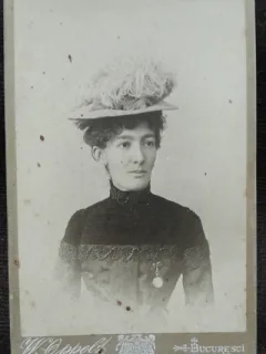 Fotografie pe carton, femeie cu palarie, inceput de secol XX