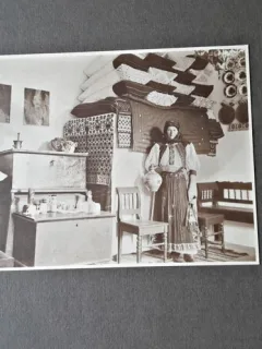 Fotografie pe carton, femeie in costum popular, perioada interbelica