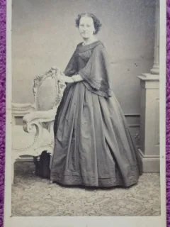Fotografie pe carton, femeie in rochie lunga, sfarsit de secol XIX
