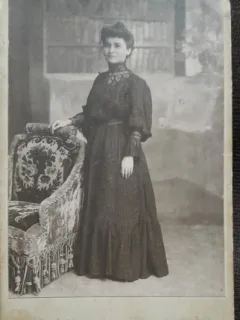 Fotografie pe carton, femeie langa fotoliu, sfarsit de secol XIX