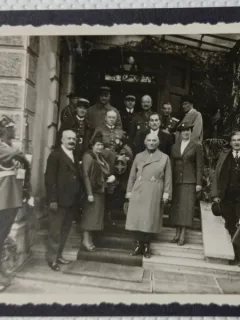 Fotografie pe carton, Generalul Rozin intr-un grup de persoane