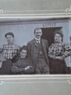 Fotografie pe carton, grup de 3 femei si 1 barbat, perioada interbelica