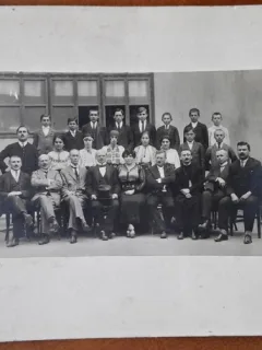 Fotografie pe carton, grup de barbati si femei, perioada interbelica
