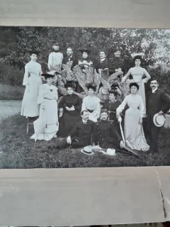 Fotografie pe carton, grup de femei si barbati din inalta societate, inceput de secol XX