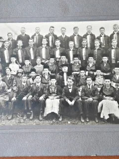 Fotografie pe carton, grup de fete si baieti, perioada interbelica