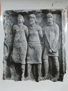 Fotografie, Prizonieri barbari, pe o metopa a monumentului triumfal de la Adamclisi