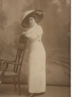 Fotografie reprezentand o femeie, facuta in august 1910