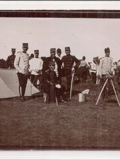 Fotografie reprezentand un grup de militari in fata unei tabere