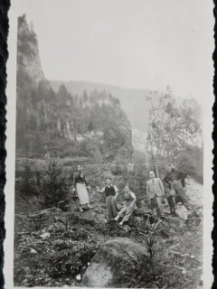 Fotografie, Romania, grup de barbati si femei la munte, anii 40-50