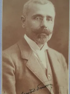 Fotografie tip Carte postala, Apostol Popescu, functionar al Casei regale timp de 40 ani, cu semnatura acestuia