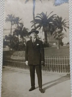 Fotografie tip Carte postala, Barbat in costum si cu palarie, perioada interbelica