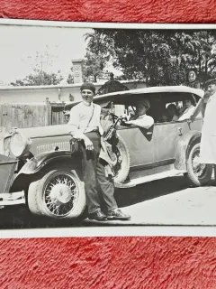 Fotografie tip carte postala, barbati cu autoturismul in excursie, perioada interbelica