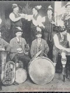 Fotografie tip Carte Postala, Baroneasa Sissi impruna cu un grup de instrumentisti austieci