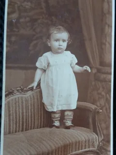 Fotografie tip Carte Postala, Bebe pe canapea, 1939