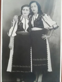 Fotografie tip carte postala, doua femei in port popular din Ardeal, perioada interbelica
