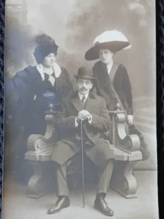 Fotografie tip Carte Postala, Doua femei si un barbat, toti purtand palarii, perioada interbelica