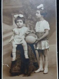 Fotografie tip Carte Postala, Doua fetite cu mingea, perioada interbelica
