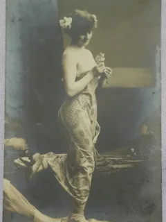 Fotografie tip carte postala, femeie pozand in tinuta sexy, perioada interbelica