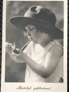 Fotografie tip Carte Postala, Fetita aprinzand o pipa, perioada interbelica