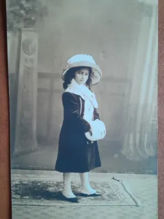 Fotografie tip carte postala, fetita cu palarie, 1911