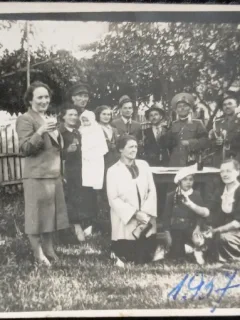 Fotografie tip Carte Postala, Grup de femei, barbati si copii, 1937
