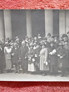Fotografie tip carte postala, grup de persoane la un eveniment, perioada interbelica