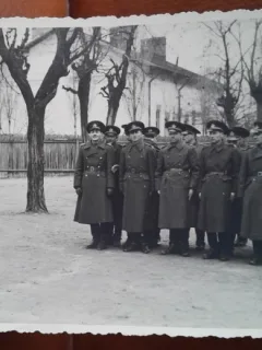Fotografie tip carte postala, militari la raport, anii 50