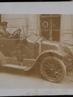 Fotografie tip carte postala, necirculata, militar in automobil, perioada interbelica